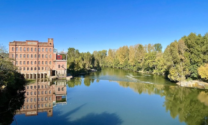 Cayrac Apartment | Top-Rated Moulin D'albias: Family-Friendly Apartment with Spa
