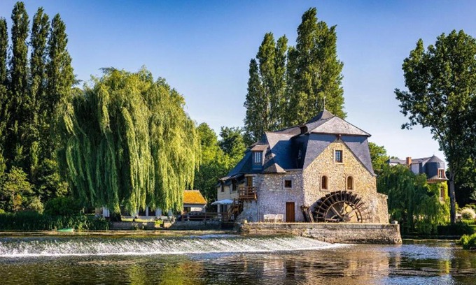 Parce-sur-Sarthe House | Experience the Beauty of Moulin d'Ignières by the Ocean