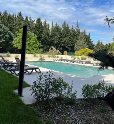 Althen-des-Paluds Hotel | Relax at Moulin de la Roque with Oceanfront Views