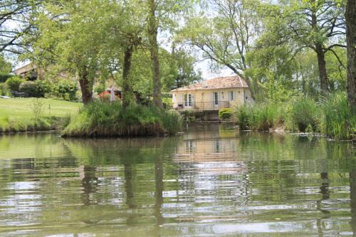 Saint-Genes-de-Castillon House | Beautiful Moulin Notre Dame: Oceanfront Bliss Awaits