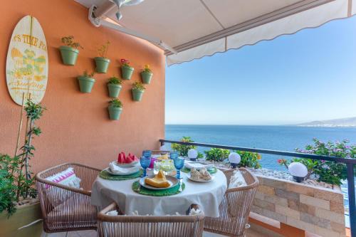 Tabaiba House | Relax at Mouna's House with Oceanfront Pool Access