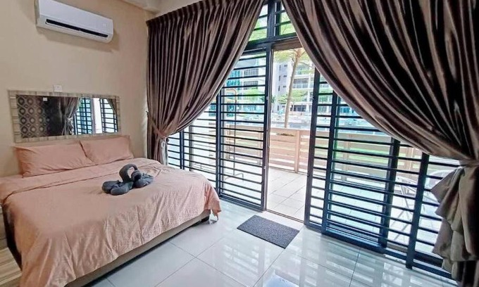 Taman Mount Austin Apartment | Relaxing Retreat at Mount Austin with Pool Views