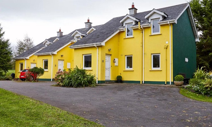 Tinnahinch Ski Chalet | Pet-Friendly Retreats at Mount Brandon Cottages, Graiguenamanagh