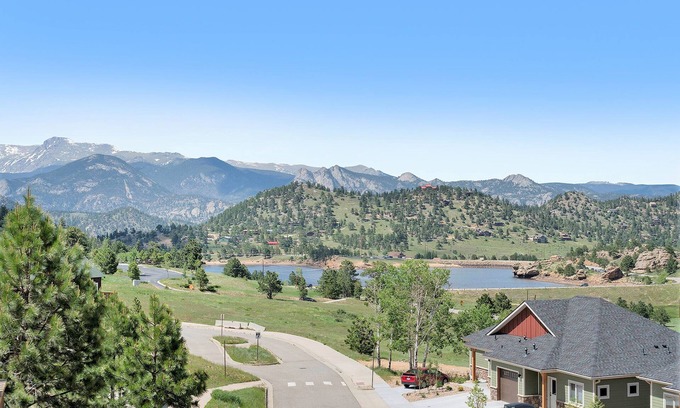 Estes Park Condo | Experience Mount Chiquita 10A: Hot Tub & Scenic Views!