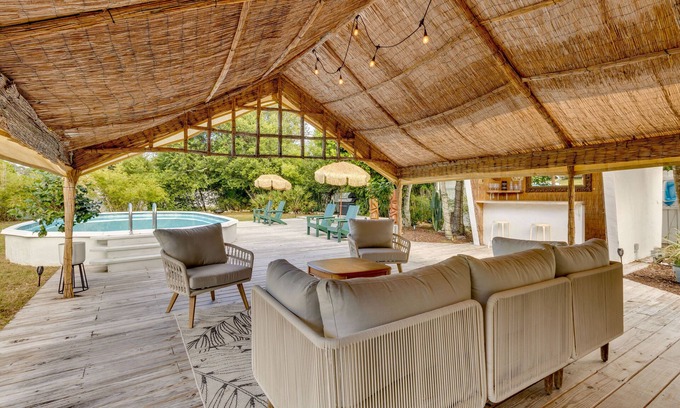 Mount Dora House | Experience Mount Dora: Private Pool, Spa & Tropical Bar