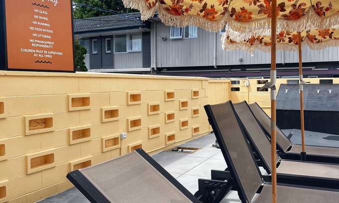 Mount Eden Hotel | Comfortable Stay at Mount Eden Motel with Pool & Breakfast