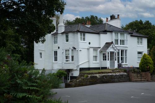 Royal Tunbridge Wells Bed & Breakfast | Relax at Mount Edgcumbe: Family-Friendly with Breakfast!