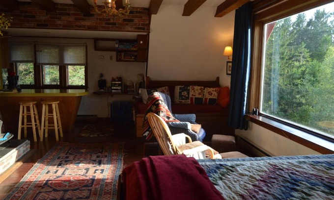Sheffield House | Cozy Mount Harmony Farm Guest House with Ocean Views