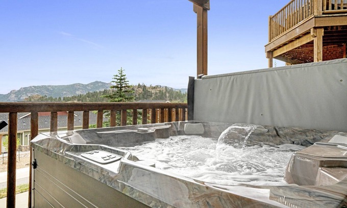 Estes Park Condo | Relax at Mount Nimbus: Hot Tub & Pool Near Marys Lake