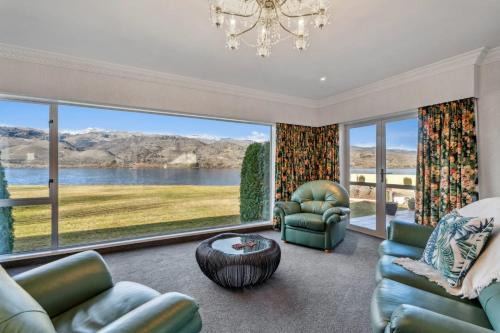 Lowburn House | Idyllic Mount Pisa Lake View - Family-Friendly Retreat