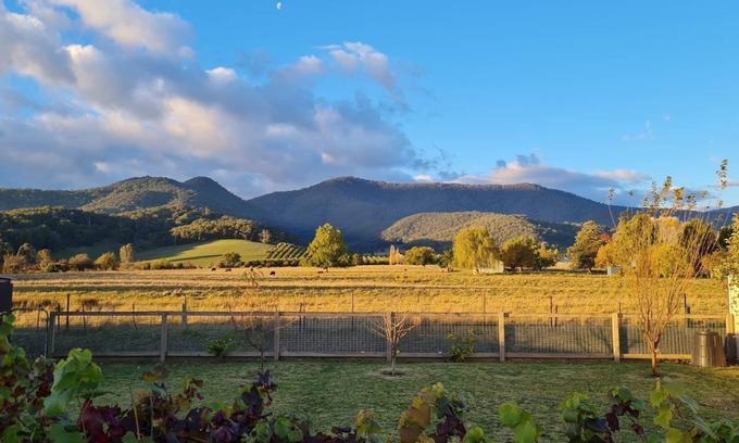 Porepunkah House | Explore Mount Porepunkah Views with Family & Pet-Friendly Amenities
