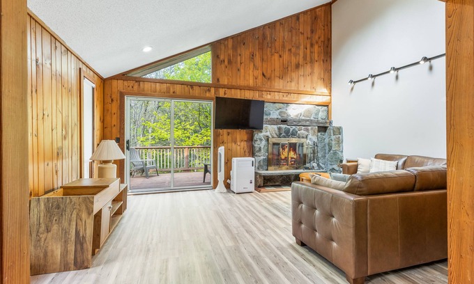 West Dover House | Mount Snow Villa: Relax with Hot Tub, Spa & Guest Rating 10/10