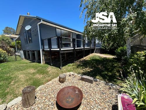 Jindabyne House | Mountain Air: Family-Friendly Retreat in Nature's Embrace
