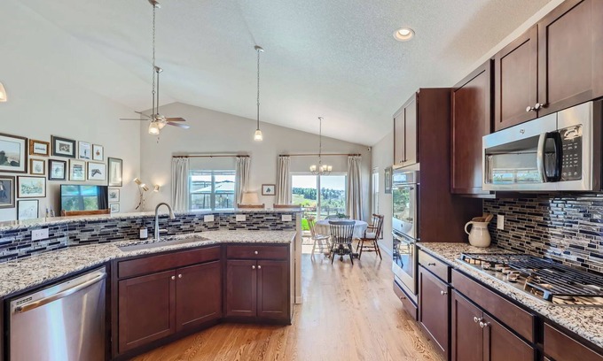 Monument House | Mountain Breeze Retreat 30-day rental