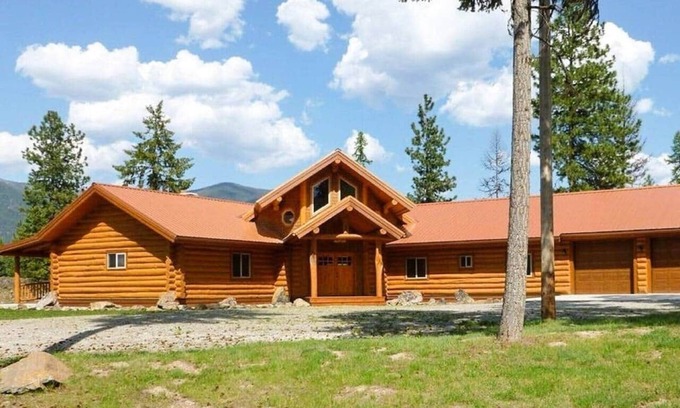 Thompson Falls House | Idyllic Mountain Log Hideaway for Celebrations & Relaxation