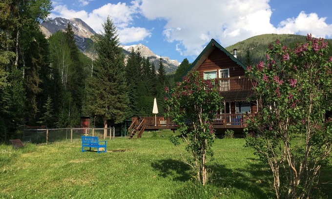 Blaeberry House | Cozy Mountain Cabin in Golden, BC – Rated 10/10!