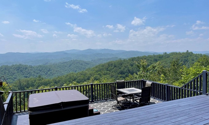 Ferguson Cabin | Mountain Cabin Retreat with Panoramic Views and Hot Tub