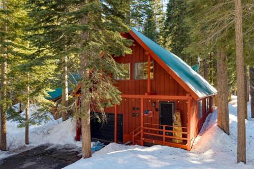 Donner Lake Woods House | Mountain Cabin w Fireplace Balcony Easy Ski Access Bear Americana
