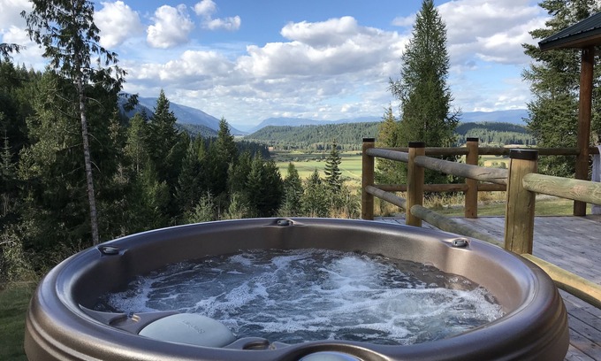 Boundary County Cabin | Unforgettable Mountain Cabin with Hot Tub & Ocean Views!