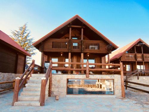 Penhas da Saude Villa | Cozy Mountain Chalet: Pet-Friendly Getaway with Top Amenities