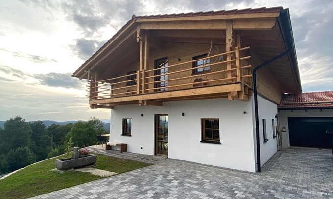 Grainet Ski Chalet | Scenic Mountain Chalet with Breakfast & Kitchen Amenities