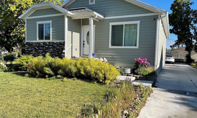 Murray House | Spacious 3200sqft Home with Pool Table and Family Amenities