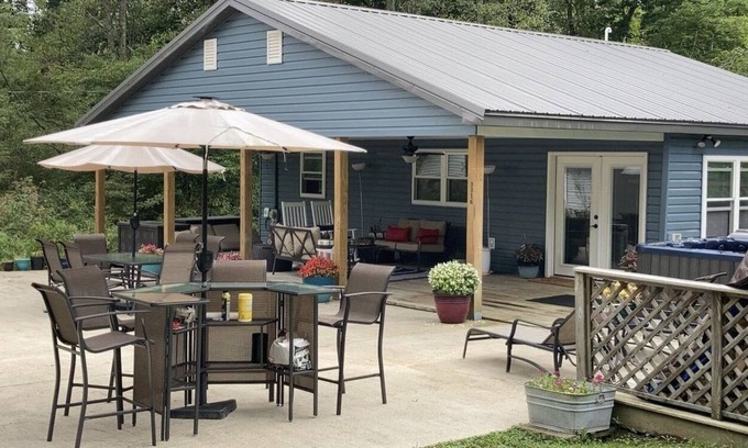 Farmington House | Mountain Clay Hideaway Couple’s Retreat w/Hot Tub