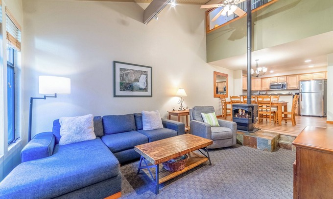 Mammoth Lakes Condo | Cozy Mountain Condo Steps from Shops with Pool & Spa