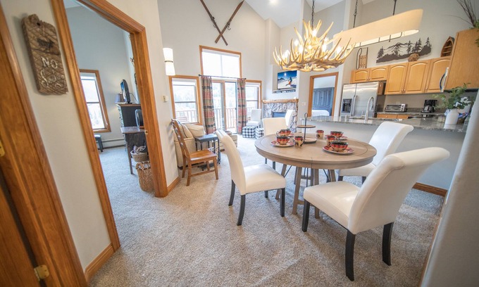 Mountain House Condo | Mountain Chic Condo with Vaulted Ceilings & Scenic Views