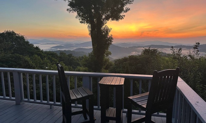 Blowing Rock Cottage | Cozy Mountain Cottage in Boone with Spa and Pool Access