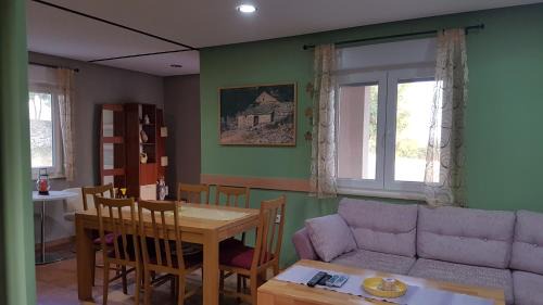 Mostar Ski Chalet | Pet-Friendly Mountain Cottage Paradise with Top Guest Ratings
