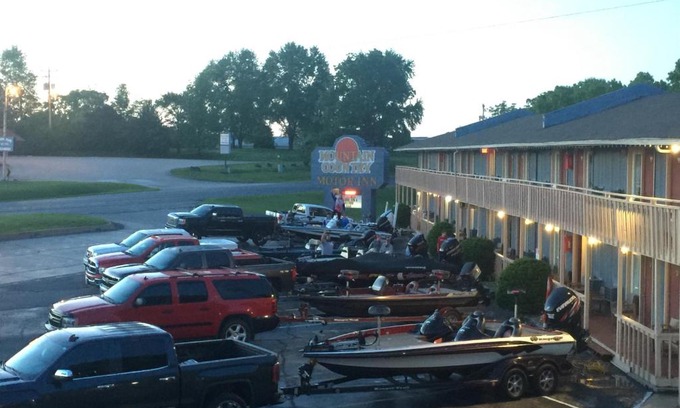 Branson West Hotel | Relax at Mountain Country Motor Inn with Family-Friendly Amenities