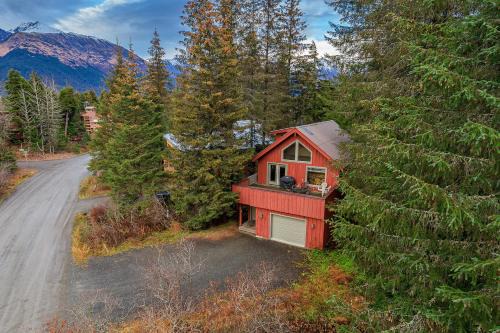 Alyeska House | Family-Friendly Mountain Creek Chalet for Your Next Getaway