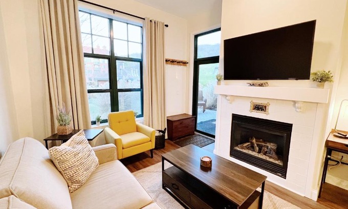 Vernon Apartment | Top-Rated Mountain Creek Resort: Ski-In & Hot Tub Amenities