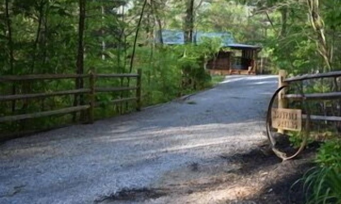 Townsend Cabin | Mountain Dreams: A Private Rustic Retreat for Everyone