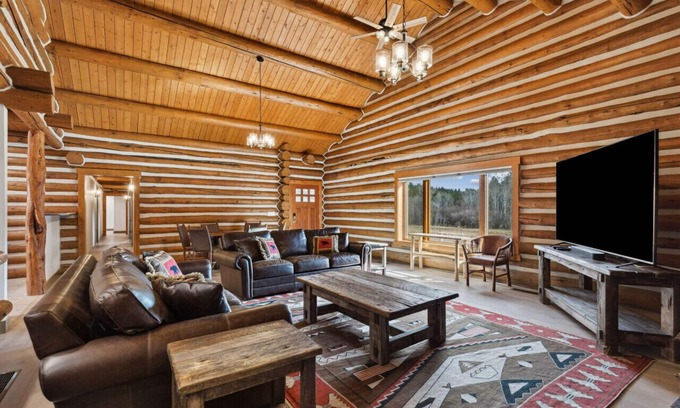 Victor House | Cozy Mountain Escape Lodge with Breakfast & Family Amenities