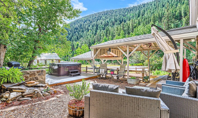 Idaho Springs House | ✨Mountain Escape ~With Hot Tub Near Mt Blue Sky✨