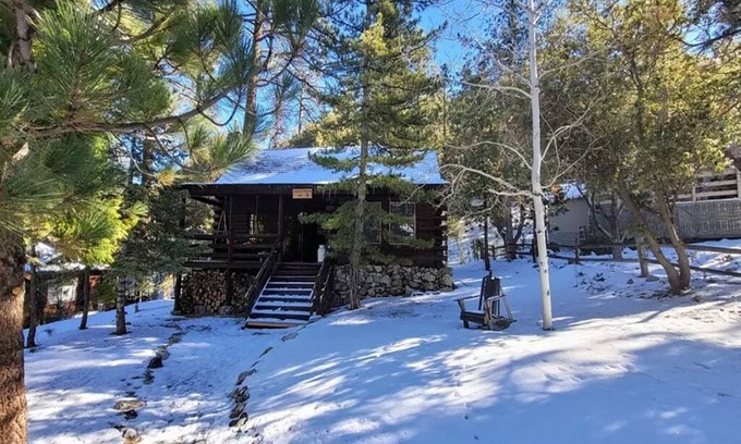 Pine Mountain Club Ski Chalet | Cozy Mountain Getaway Log Cabin with Spa & Hot Tub