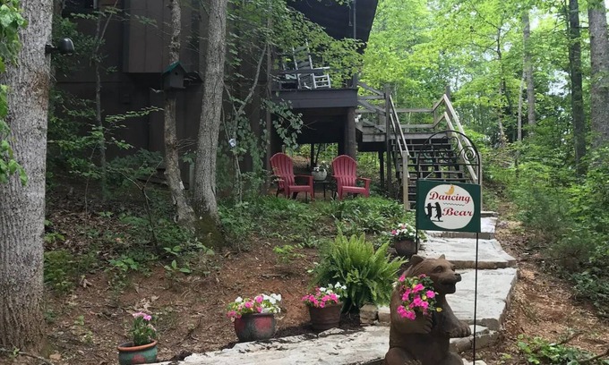 Blairsville Cabin | Pet-Friendly Mountain Escape Near Helen & Blue Ridge!
