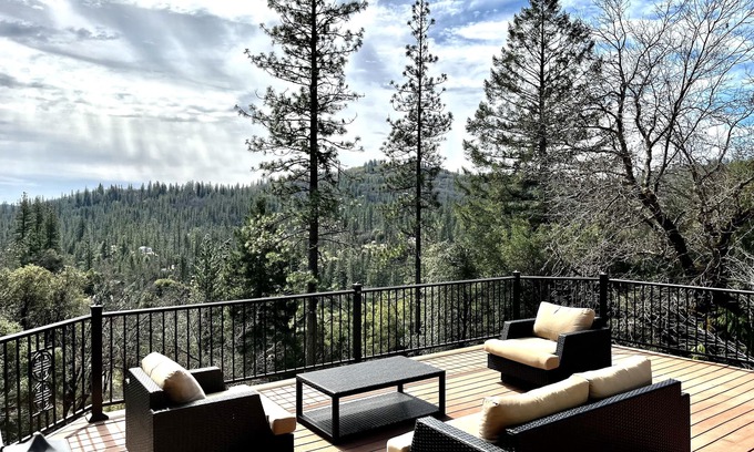 Cedar Ridge House | Idyllic Mountain Getaway Minutes from the Town Centre!