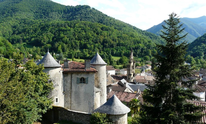 Couflens Cottage | Inviting Mountain Gîte with Pool in the Pyrenees