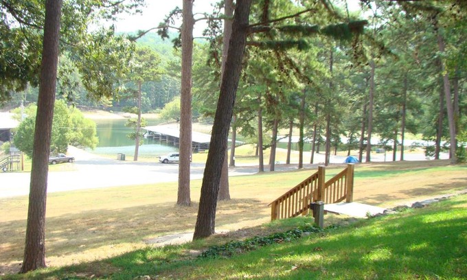Mount Ida Hotel | Stunning Mountain Harbor King Room by Lake Ouachita