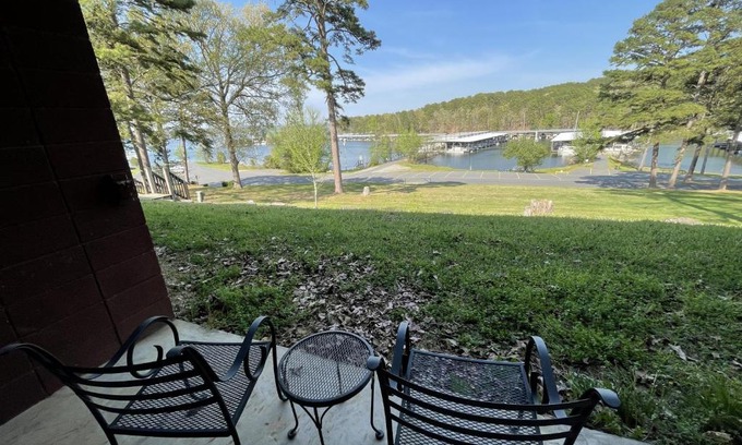 Mount Ida Hotel | Relaxing King Guest Room at Mountain Harbor on Lake Ouachita