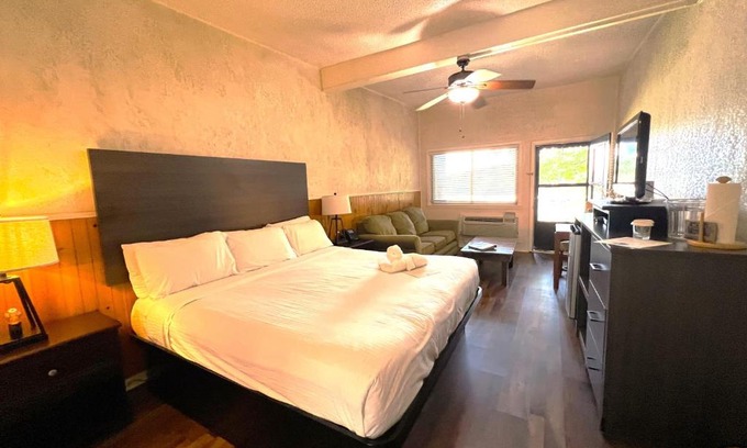 Mount Ida Hotel | Premier Mountain Harbor King Room with Lake Views & Amenities