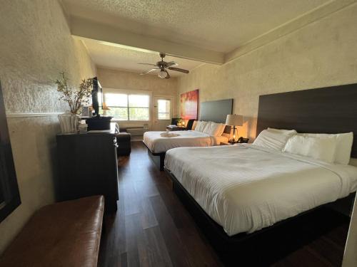 Mount Ida Hotel | Inviting Mountain Harbor Queen Room with Lake Views