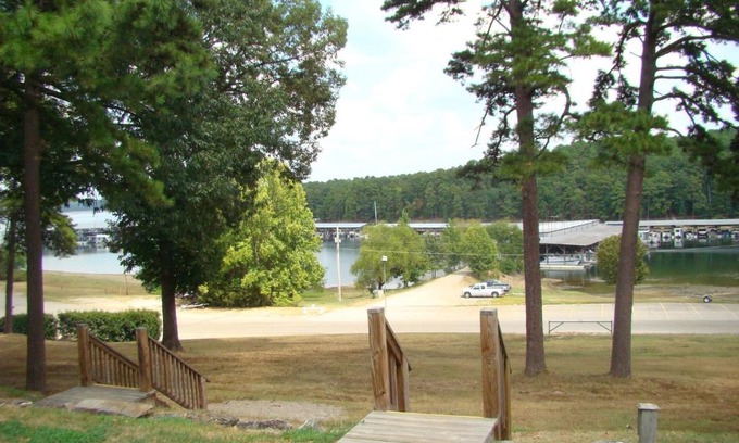 Mount Ida Hotel | Lake Ouachita Mountain Harbor Queen Room with Great Amenities