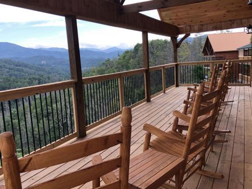 Gatlinburg House | Scenic Mountain Haven with 180° Views & Inviting Hot Tub