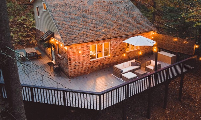 Bushkill House | Cozy Mountain Retreat Near Hiking Trails and Waterfalls