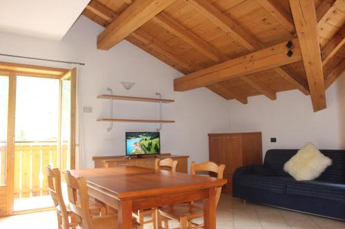 Valdidentro Apartment | Family-Friendly Mountain Home with Pet Amenities