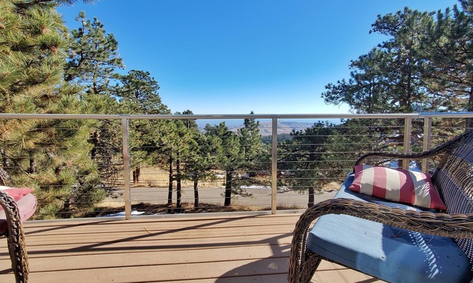 Golden House | Scenic Mountain Retreat with Kitchen, Close to Red Rocks